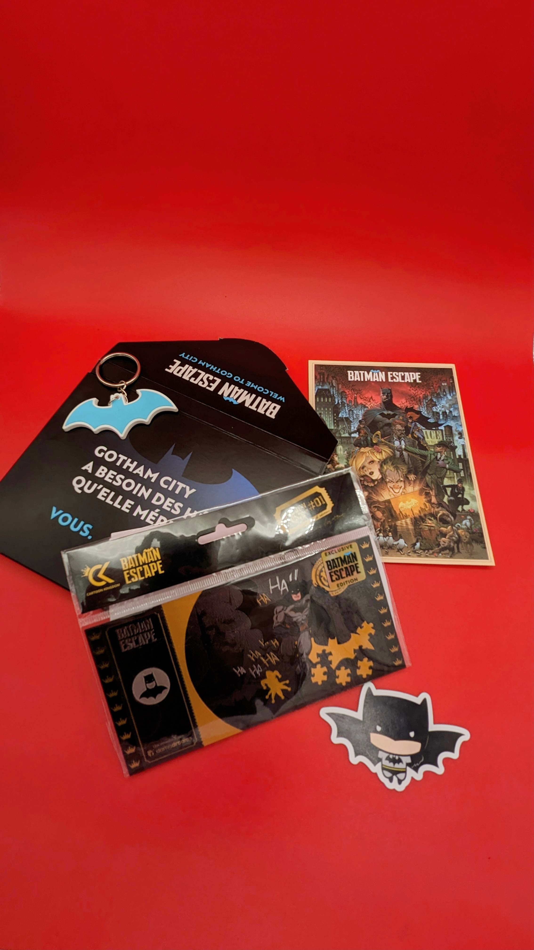 Contenu du bon cadeau Batman Escape : carte, sticker et porte-clé collector DC Comics
