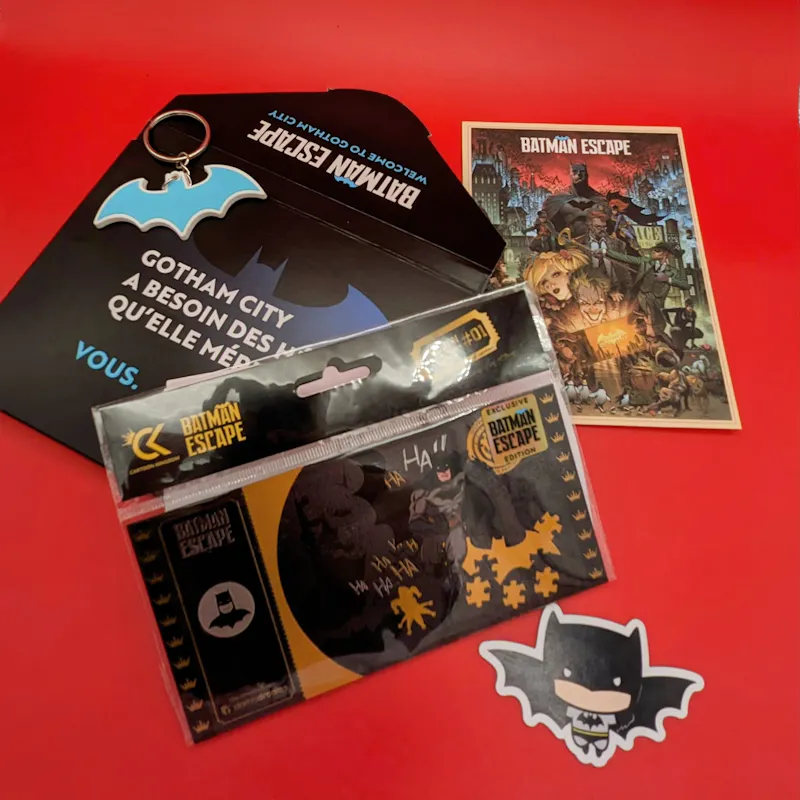 Contenu du bon cadeau Batman Escape : carte, sticker et porte-clé collector DC Comics