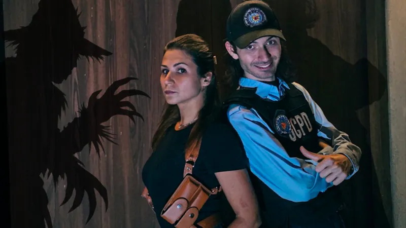 L'inspectrice Montoya et l'officier Murphy dos à dos devant l'ombre de l'Épouvantail chez Batman Escape