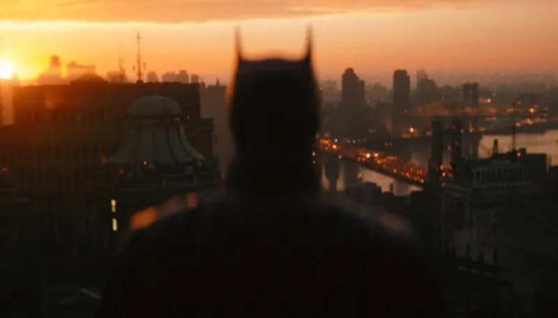 Batman joué par Robert Pattinson contemplant la ville de Gotham - Propriété de Warner Bros. Pictures / DC Comics